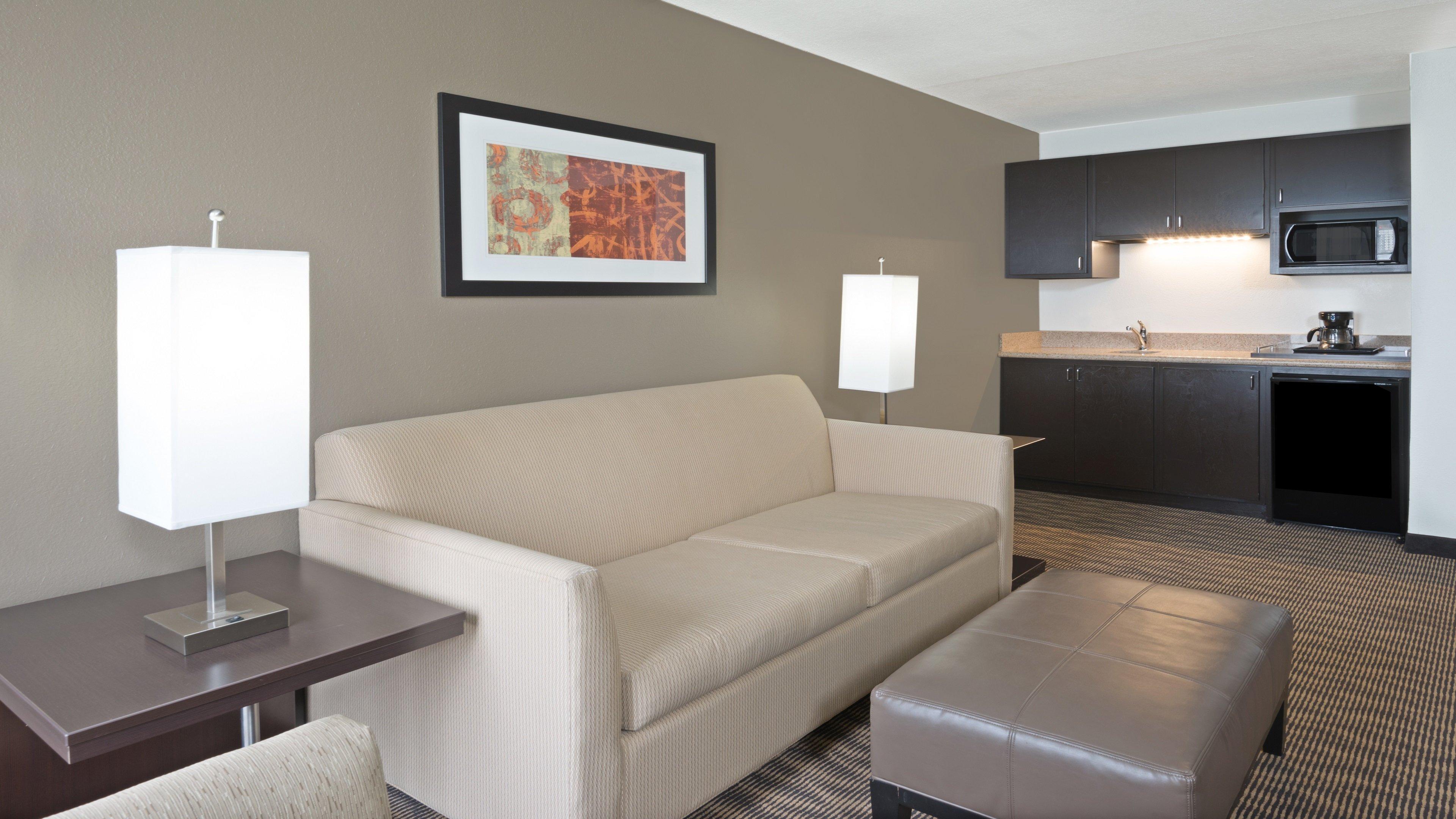 Holiday Inn Express Hotel & Suites Colby By Ihg Exterior photo