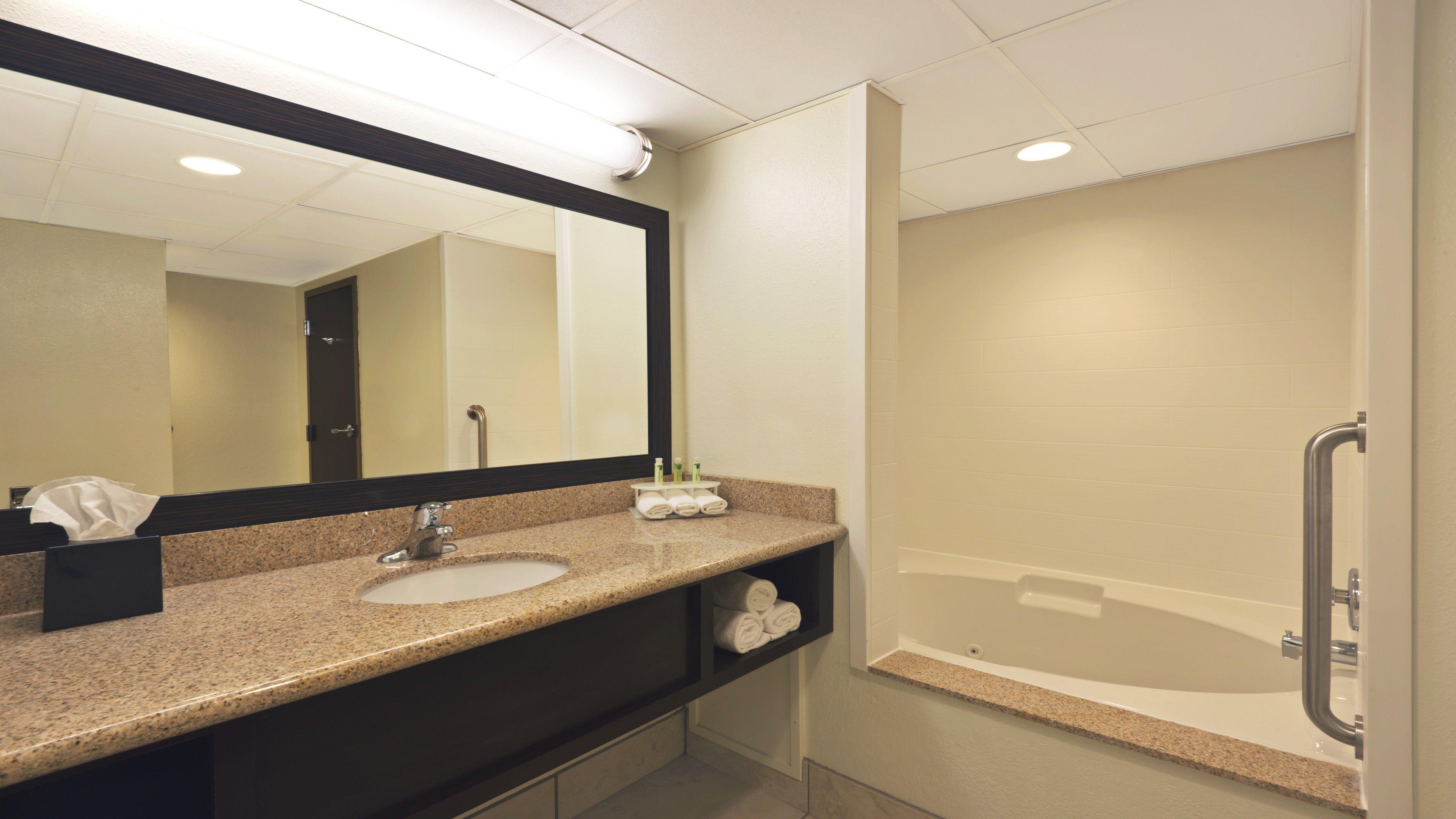 Holiday Inn Express Hotel & Suites Colby By Ihg Exterior photo