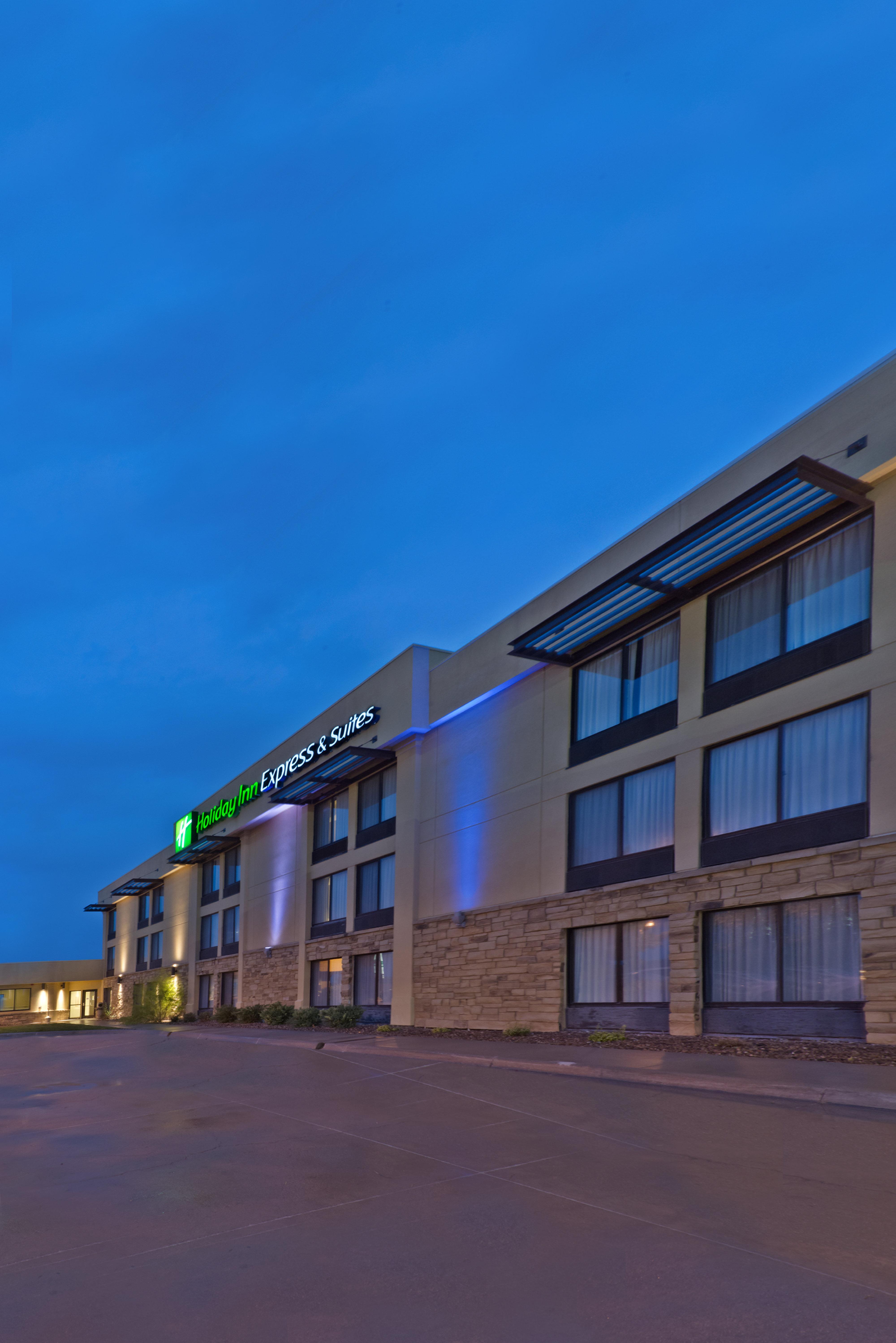 Holiday Inn Express Hotel & Suites Colby By Ihg Exterior photo