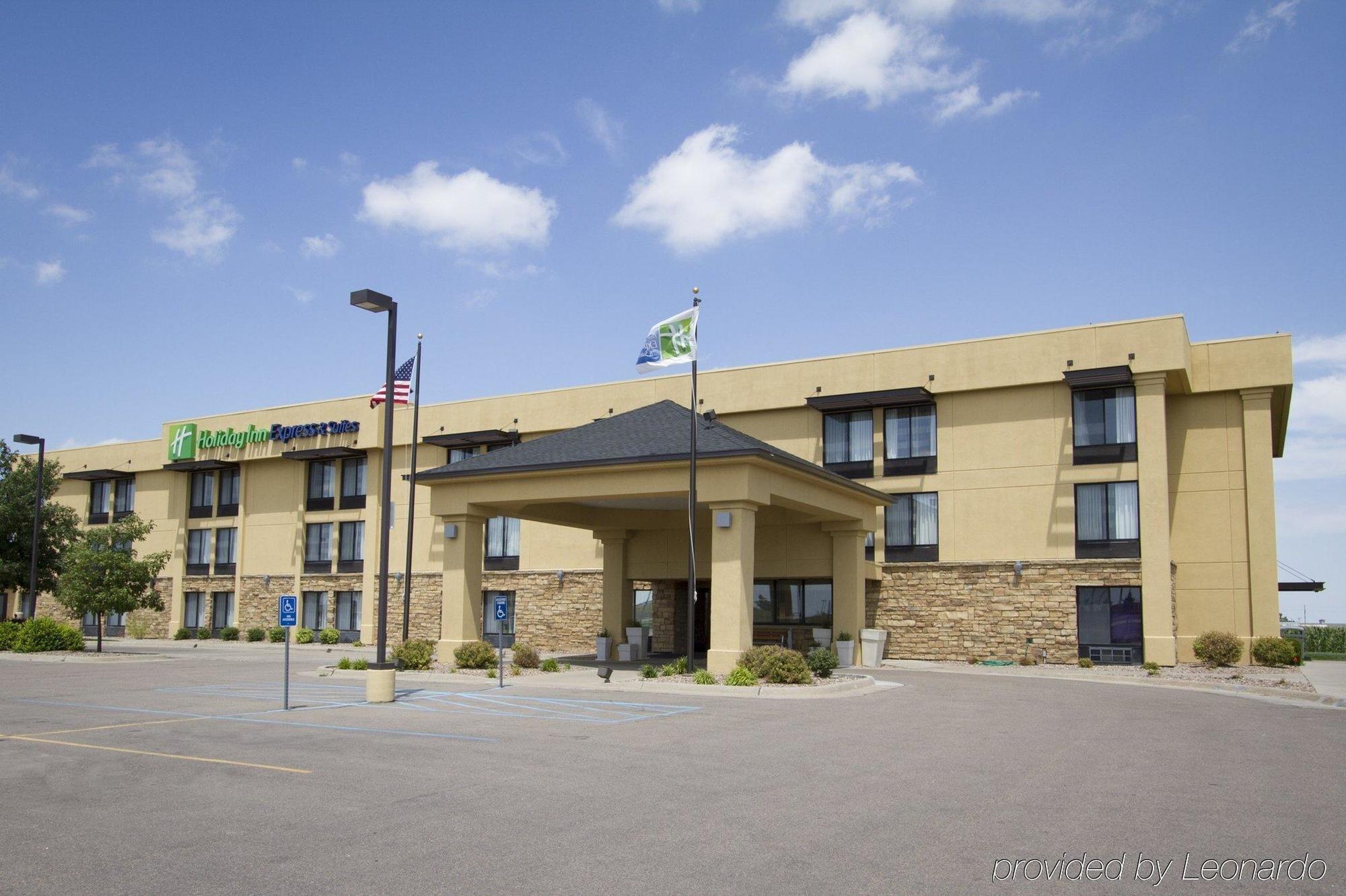 Holiday Inn Express Hotel & Suites Colby By Ihg Exterior photo