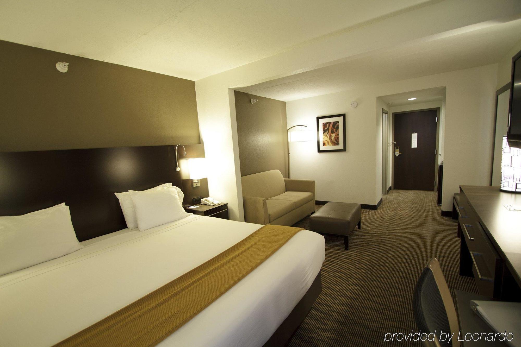 Holiday Inn Express Hotel & Suites Colby By Ihg Exterior photo
