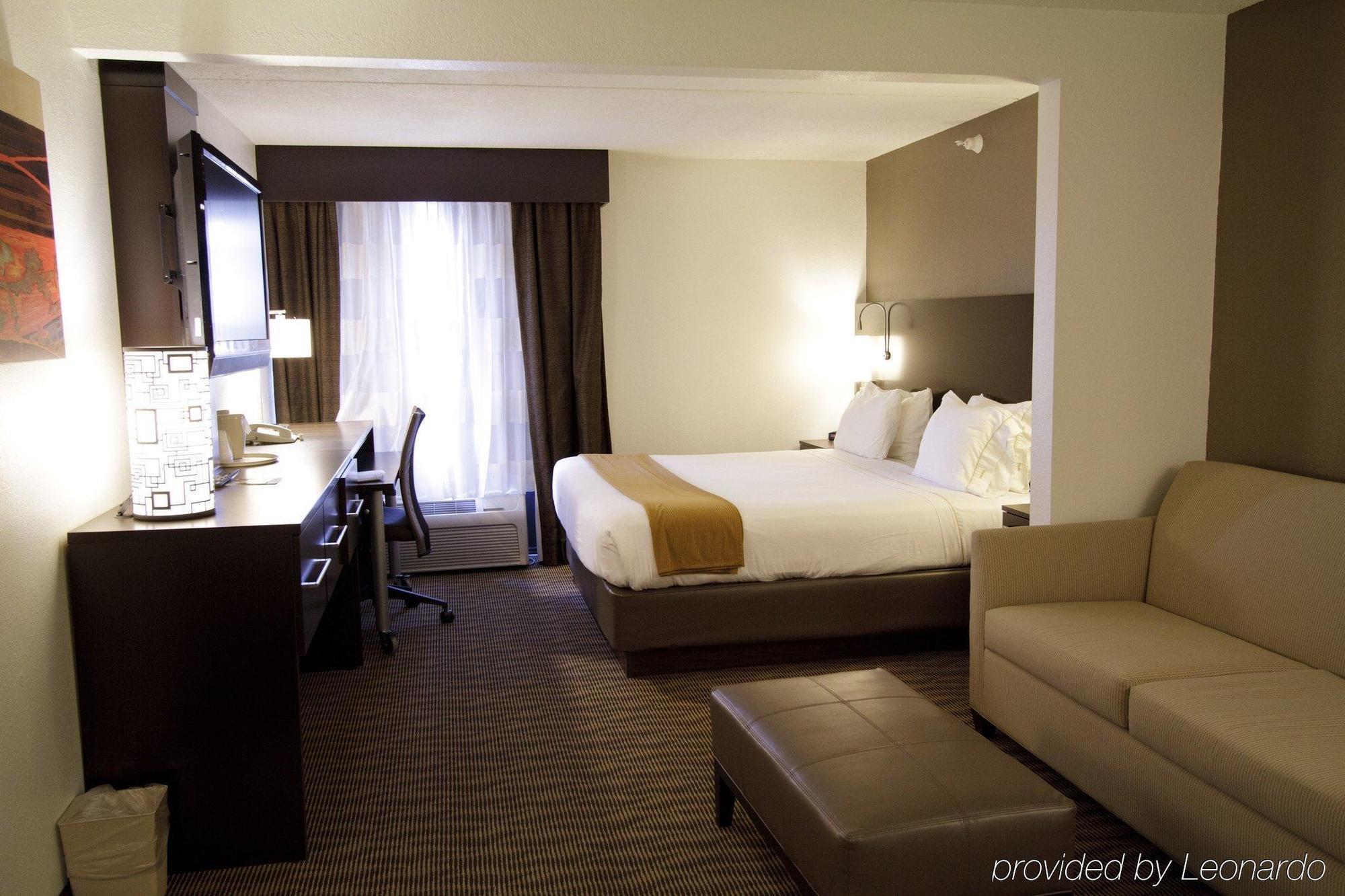 Holiday Inn Express Hotel & Suites Colby By Ihg Exterior photo