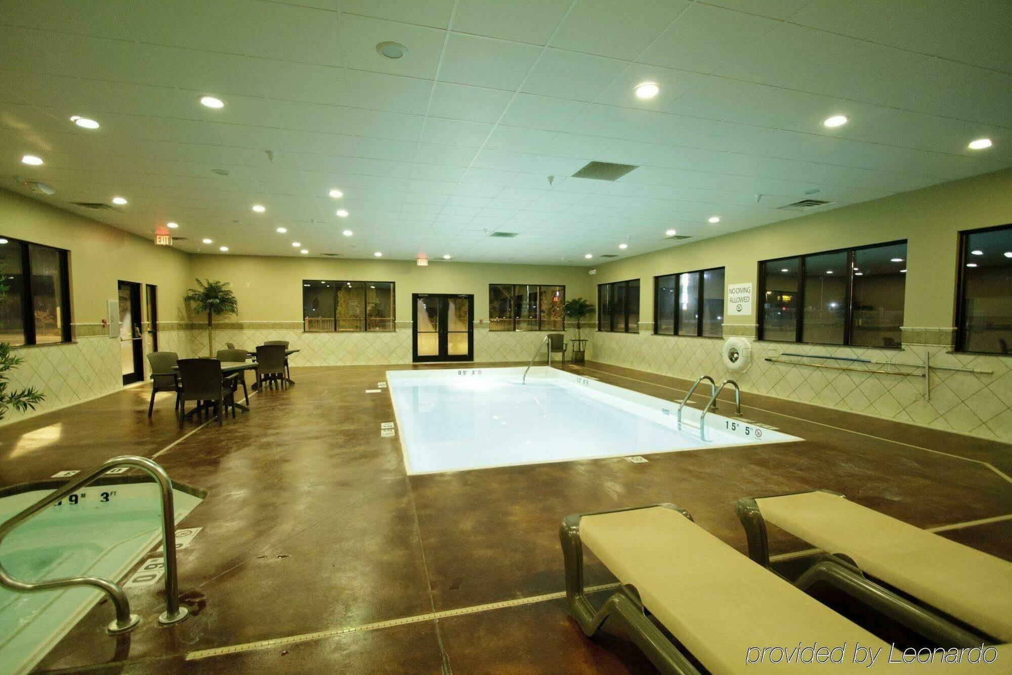 Holiday Inn Express Hotel & Suites Colby By Ihg Exterior photo
